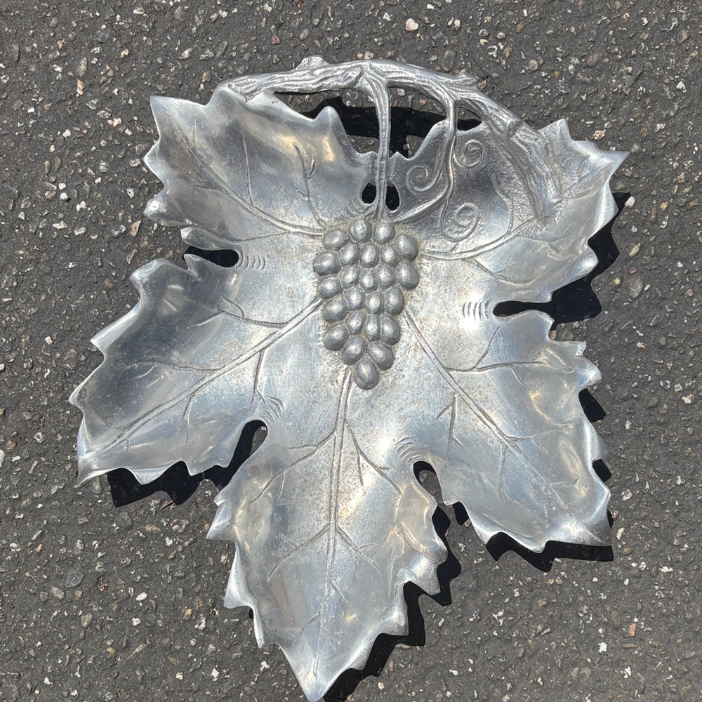 Vintage Nantucket Large cast aluminum Leaf with Grape Dish Tray 12”x14”